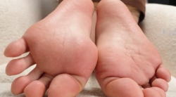 【Sexy Asian Girls Feet】艾恩的性感的小脚底展示 第1部 4K视频（32分钟）